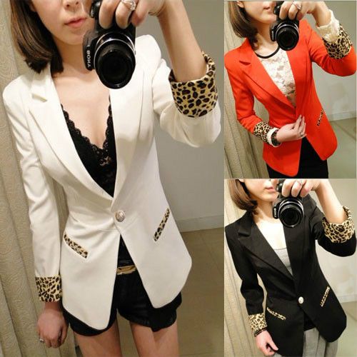 Blazer com detalhes de onça nas mangas e bolsos.